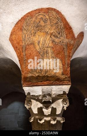 Peinture murale gothique médiévale du XVe siècle d'un ange jouant de la musique au-dessus d'un chapiteau de colonne en pierre dans la crypte de la cathédrale de Bayeux, Normandie, France Banque D'Images