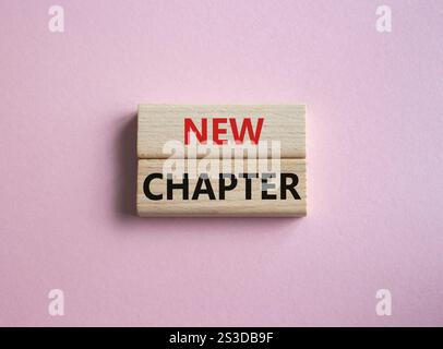 Nouveau symbole de chapitre. Mot concept Nouveau chapitre sur les blocs de bois. Beau fond rose. Business et Nouveau concept de chapitre. Copier l'espace Banque D'Images