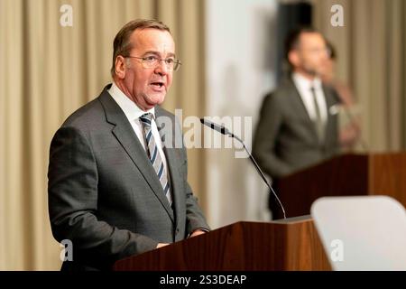 Conférence de presse avec BORIS PISTORIUS, ministre allemand de la Défense lors de la réunion du Groupe de contact pour la Défense de l'Ukraine (UDCG) à la base aérienne de Ramstein. Banque D'Images
