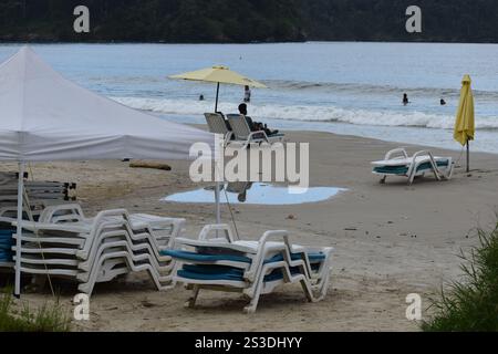 Chaises de plage et parasols sur le bord de mer de la baie de Maracas à Trinité-et-Tobago. Banque D'Images