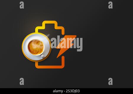 Une représentation créative de l'énergie et du regain de caféine avec une tasse de café vapeur associée à une icône de batterie lumineuse et un symbole d'éclair sur un mois Banque D'Images
