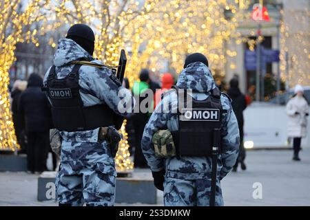 Les policiers russes patrouillent la rue sur la ville d'hiver et le fond des décorations du nouvel an Banque D'Images