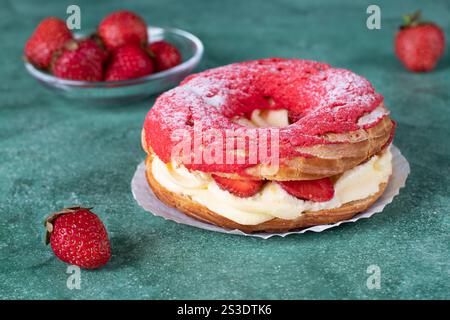 Gâteau français Paris-Brest à base de pâte à choux, fraise et crème anglaise Banque D'Images