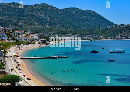 Plage de Spile dans la baie de Himare sur la côte du sud de l'Albanie, une partie de la Riviera albanaise. Situé dans le comté de Vlore, il se trouve entre le mont Ceraunian Banque D'Images