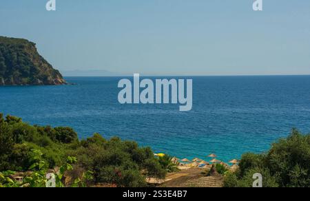 Parasols sur la plage de Maracit dans la baie de Himare sur la côte du sud de l'Albanie, une partie de la Riviera albanaise. Situé dans le comté de Vlore, il se trouve entre Banque D'Images