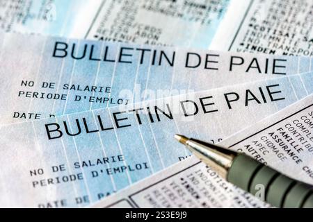 Plusieurs salaires français, avec quelques-unes des nombreuses lignes de cotisations de sécurité sociale et d'impôts payés par les salariés et les employeurs en France Banque D'Images