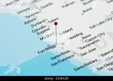 Macro photo d'une aiguille rouge dans la ville de Fort Bragg des États-Unis d'Amérique carte politique Banque D'Images