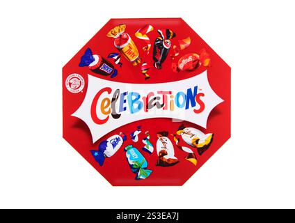 LONDRES, Royaume-Uni - 10 JANVIER 2025 : boîte cadeau de célébrations mélanger des bonbons au chocolat sur blanc. Mars, Snickers, Bounty, Twix, voie lactée, Galaxy, Teasers Banque D'Images