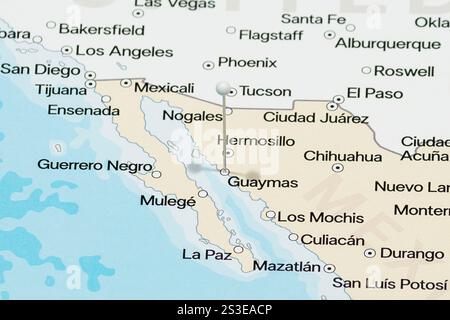 Macro photo d'une aiguille blanche dans Guaymas de la carte politique du Mexique Banque D'Images