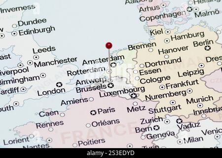 Macro photo d'une aiguille rouge dans la ville d'Anvers de la carte politique de la Belgique Banque D'Images