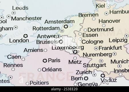 Gros plan sur une carte politique belge avec les villes les plus importantes et les frontières de pays Banque D'Images