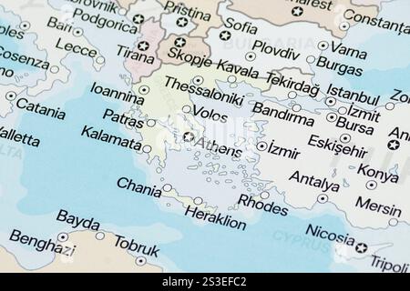 Gros plan sur une carte politique de la Grèce avec les villes les plus importantes et les frontières du pays Banque D'Images