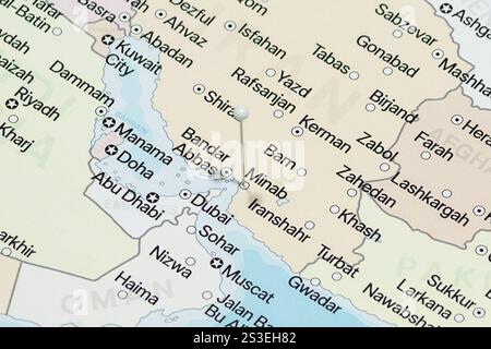 Macro photo d'une aiguille blanche dans Minab de la carte politique d'Iran Banque D'Images