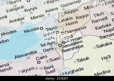 Macro photo d'une aiguille blanche dans la ville de tel Aviv d'Israël carte politique Banque D'Images