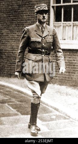 Une photographie des années 1940 du général de Gaulle de France. Charles André Joseph Marie de Gaulle (1890 – 1970) était un officier militaire et homme d'État français qui a dirigé les Forces françaises libres de la seconde Guerre mondiale contre l'Allemagne nazie. Il a également présidé le Gouvernement provisoire de la France. - Photographie des années 1940 du général de Gaulle. Charles André Joseph Marie de Gaulle (1890 – 1970) était un officier militaire et homme d'État français qui dirigea les Forces françaises libres de la seconde Guerre mondiale contre l'Allemagne nazie. Il présida également le gouvernement provisoire de la France. Banque D'Images