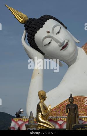 détail de la figure de bouddha couché, parmi les images bouddhistes othjer, à wat phra that doi suthep, chiang mai, thaïlande Banque D'Images