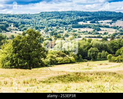 La vue depuis la Cotswold Way surplombant Great Witcombe près de Birdlip, Gloucestershire. Banque D'Images