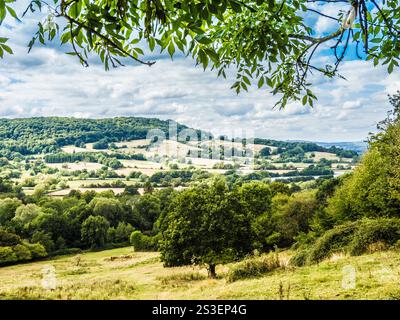 La vue depuis la Cotswold Way surplombant Great Witcombe près de Birdlip, Gloucestershire. Banque D'Images