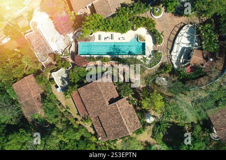 Hôtel tropical avec vue sur le dessus d'un drone aérien de grande piscine Banque D'Images