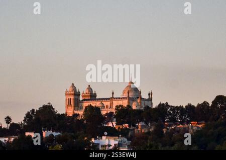 8 janvier 2025 : Tunis, Tunisie. 08 janvier 2025. Une vue sur la cathédrale Saint-Louis située au sommet de l'ancien site de Byrsa Hill, qui était le point culminant de Punic Carthage. Le site, rebaptisé Acropolium de Carthage en 1993, représente un point de repère important pour le tourisme et la culture tunisiens (crédit image : © Hasan mrad/IMAGESLIVE via ZUMA Press Wire) À USAGE ÉDITORIAL EXCLUSIF ! Non destiné à UN USAGE commercial ! Banque D'Images