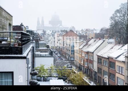 Terrasses et toits recouverts de neige à Avenue Paul de Merten inJette, région de Bruxelles-capitale, 9 janvier 2025 Banque D'Images