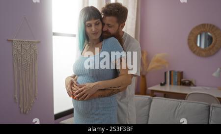 Femme enceinte et homme embrassant dans un salon confortable, soulignant l'amour, la convivialité et l'anticipation dans un cadre intime à la maison. Banque D'Images