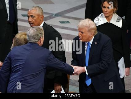Washington, États-Unis. 09 janvier 2025. Le président élu Donald Trump serre la main de l’ancien président George Bush après les funérailles de l’ancien président Jimmy carter à la cathédrale nationale de Washington DC le jeudi 9 janvier 2025. Photo de Leigh Vogel/UPI crédit : UPI/Alamy Live News Banque D'Images