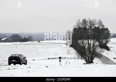 Bertem, Belgique. 09 janvier 2025. Un paysage avec de la neige et une voiture sur une route alors que la Belgique a un temps hivernal enneigé aujourd'hui, à Bertem, jeudi 09 janvier 2025. BELGA PHOTO DIRK WAEM crédit : Belga News Agency/Alamy Live News Banque D'Images