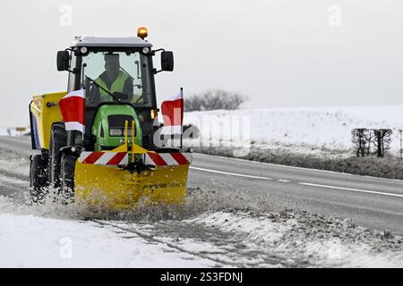Bertem, Belgique. 09 janvier 2025. Un chasse-neige dégage les pistes cyclables alors que la Belgique a un temps hivernal enneigé aujourd'hui, à Bertem, jeudi 09 janvier 2025. BELGA PHOTO DIRK WAEM crédit : Belga News Agency/Alamy Live News Banque D'Images