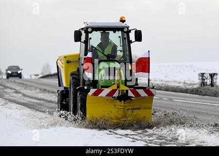 Bertem, Belgique. 09 janvier 2025. Un chasse-neige dégage les pistes cyclables alors que la Belgique a un temps hivernal enneigé aujourd'hui, à Bertem, jeudi 09 janvier 2025. BELGA PHOTO DIRK WAEM crédit : Belga News Agency/Alamy Live News Banque D'Images