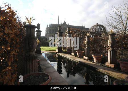 Vue générale sur le château d'Arundel et la cathédrale d'Arundel depuis le parc du château d'Arundel dans le Sussex de l'Ouest, Royaume-Uni. Banque D'Images
