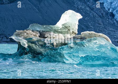 Gros plan d'un iceberg en forme de bizarre flottant près d'un glacier au bord de la calotte glaciaire du Groenland. Evighedsfjorden, Qeqqata, Groenland occidental Banque D'Images