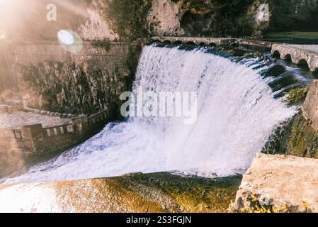 Cascade pittoresque avec un puissant flux d'eau, un paysage de la nature dans un parc national Banque D'Images
