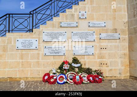 Plaques commémoratives au monument de la cloche du siège, la Valette, Malte Banque D'Images