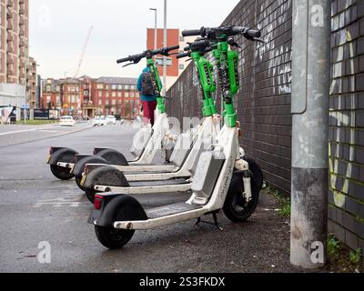 Salford , Manchester, Royaume-Uni, 01-04-2025 : scooters de location de chaux garés dans une rue de ville dans une zone urbaine. Banque D'Images