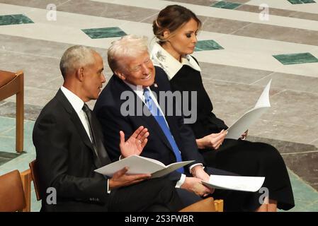 L'ancien président Barack Obama parle au président élu Donald Trump alors qu'il est assis avec Melania Trump aux funérailles d'État de l'ancien président Jimmy carter qui se sont tenues à la cathédrale nationale de Washington, DC. Le 9 janvier 2025. Crédit : Samuel Corum/Pool via CNP/MediaPunch Banque D'Images