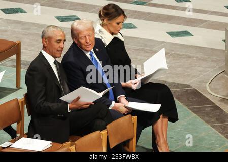 L'ancien président Barack Obama parle au président élu Donald Trump alors qu'il est assis avec Melania Trump aux funérailles d'État de l'ancien président Jimmy carter qui se sont tenues à la cathédrale nationale de Washington, DC. Le 9 janvier 2025. Crédit : Samuel Corum/Pool via CNP/MediaPunch Banque D'Images