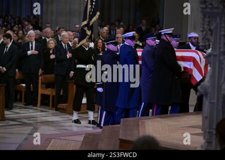 Washington, DC, États-Unis. 9 janvier 2025. Le cercueil drapé de drapeau de l'ancien président Jimmy carter arrive pour les funérailles d'État à la cathédrale nationale le 9 janvier 2025 à Washington, DC crédit : Ricky Carioti/Pool via CNP/Media Punch/Alamy Live News Banque D'Images