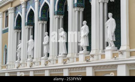 Bakou, Azerbaïdjan - 14 octobre 2024 : le Musée national de littérature azerbaïdjanaise de Bakou présente de grandes sculptures d'icônes littéraires, mosaïque complexe wi Banque D'Images