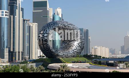 Dubaï, Émirats arabes Unis - 15 novembre 2024 : Musée du futur à Dubaï, une merveille architecturale emblématique avec la calligraphie arabe ornant sa façade futuriste courbée, Banque D'Images