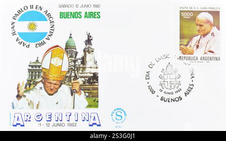 Lettre avec timbre-poste oblitéré imprimé par l'Argentine, qui célèbre la visite du pape Jean-Paul II à Buenos Aires, Argentine, vers 1982. Banque D'Images