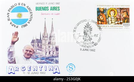 Lettre avec timbre-poste oblitéré imprimé par l'Argentine, qui célèbre la visite du pape Jean-Paul II à Buenos Aires, Argentine, vers 1982. Banque D'Images