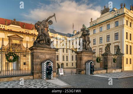 Prague, République tchèque - 20 décembre 2024 : entrée principale du château de Prague avec la garde en uniforme d'hiver Banque D'Images