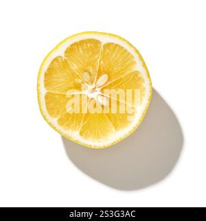 moitié de citron juteux frais isolé sur fond blanc, vue de dessus Banque D'Images