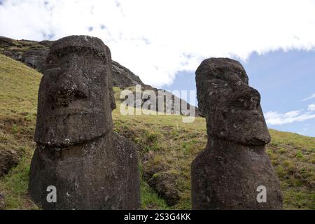 Moai (statues monolithiques) à Rano Raraku, la carrière où la plupart ont été sculptées sur l'île de Pâques. Banque D'Images
