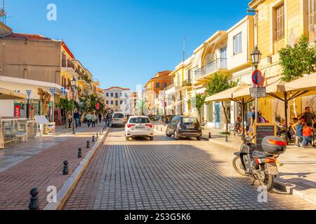 L'une des rues principales de magasins et de restaurants menant au quartier historique de la vieille ville de Nauplie Grèce, une ville balnéaire dans la région du Péloponnèse Banque D'Images