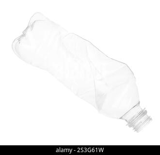 Une bouteille en plastique froissée isolée sur blanc Banque D'Images
