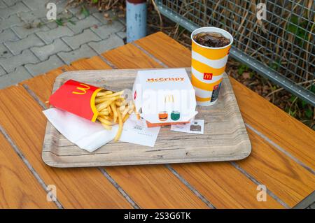 Tvarozna, République tchèque - 29 août 2024 : menu McDonald's avec McCrispy Deluxe, Coca-Cola et frites. Banque D'Images