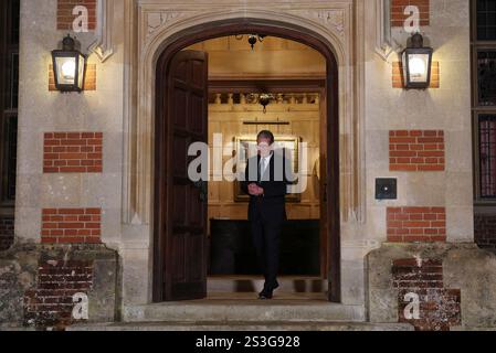 Le premier ministre Sir Keir Starmer attend de saluer le président français Emmanuel Macron avant une réunion bilatérale à Chequers, la maison de campagne du premier ministre britannique en exercice, près d'Aylesbury, dans le Buckinghamshire. Date de la photo : jeudi 9 janvier 2025. Banque D'Images