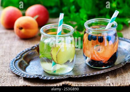 Eau saine avec concombre, zingiber, pêche et menthe. Nourriture saine Banque D'Images